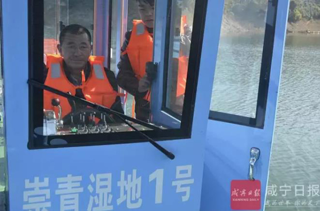 崇阳首艘价值百万的清漂船今天下水(图3)