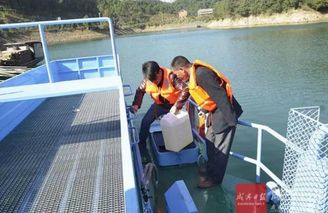 崇阳首艘价值百万的清漂船今天下水(图2)