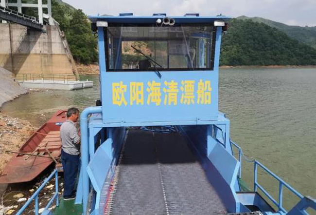欧阳海水库购置清漂船正式投入运行作业(图1)